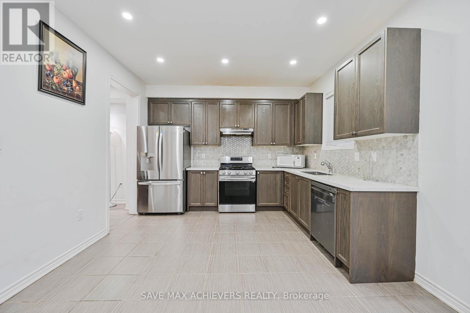 4 Hashmi Place, Brampton, ON - Indoor Photo Showing Kitchen