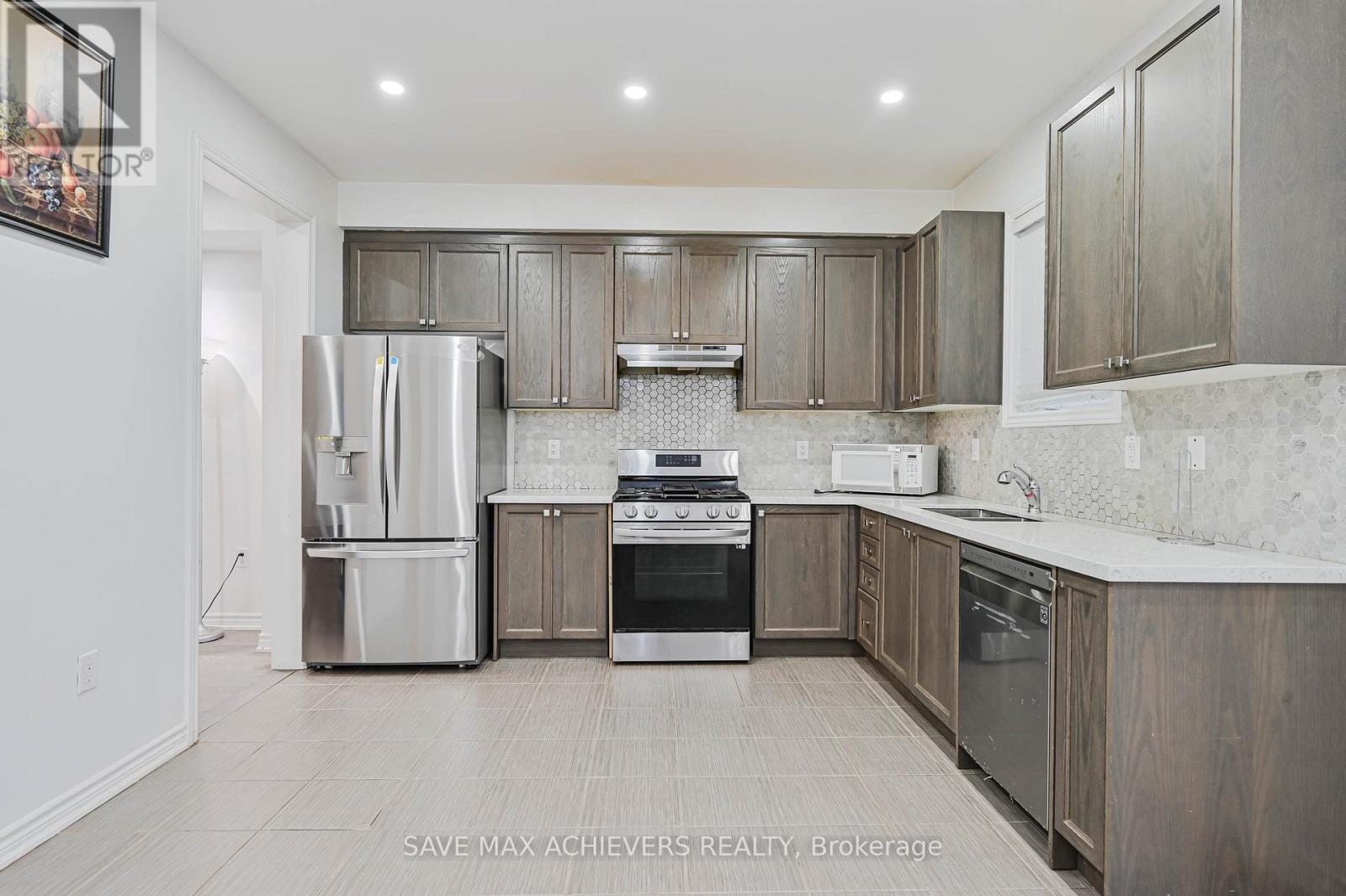 4 Hashmi Place, Brampton, ON - Indoor Photo Showing Kitchen With Upgraded Kitchen
