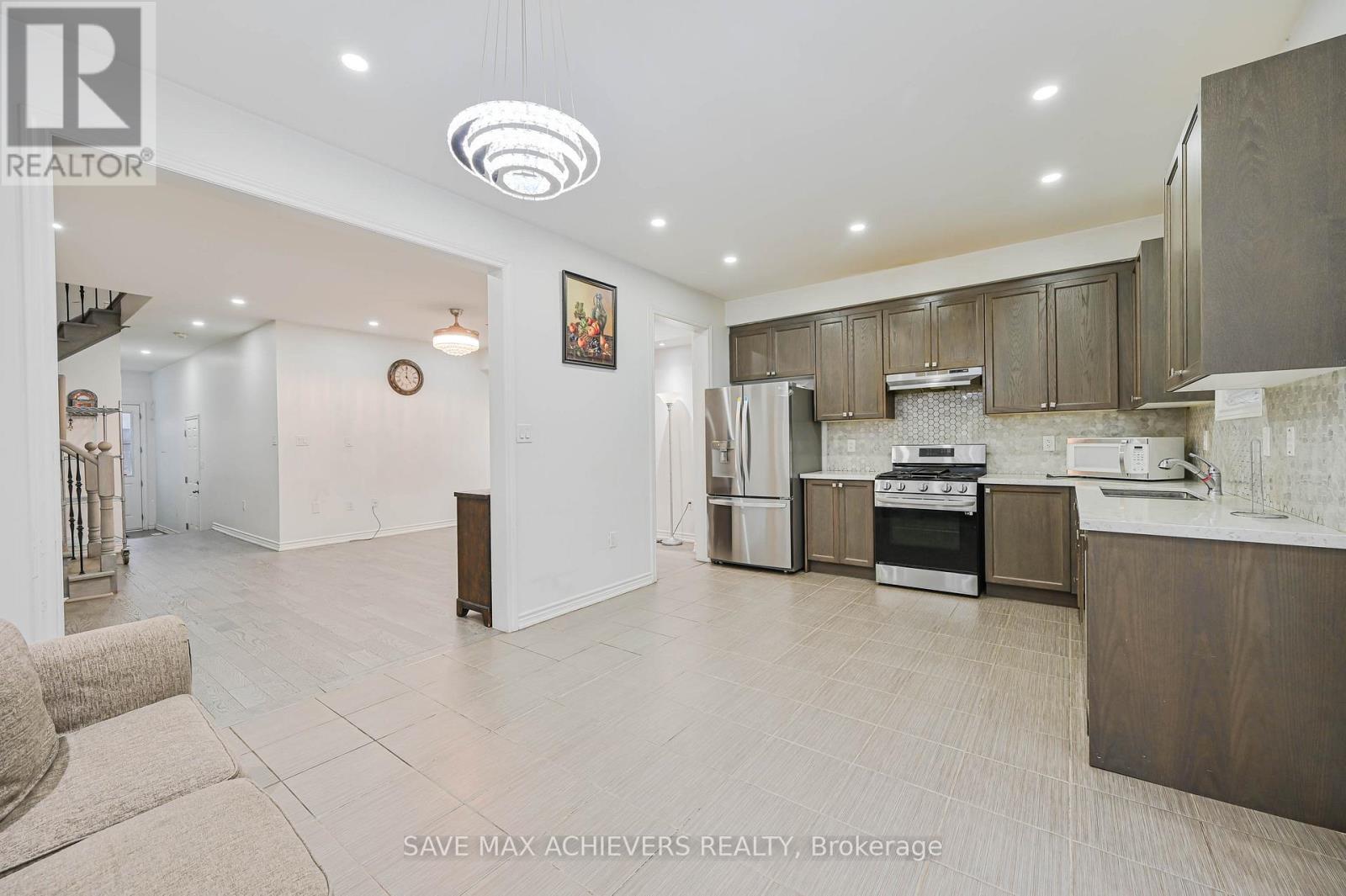 4 Hashmi Place, Brampton, ON - Indoor Photo Showing Kitchen