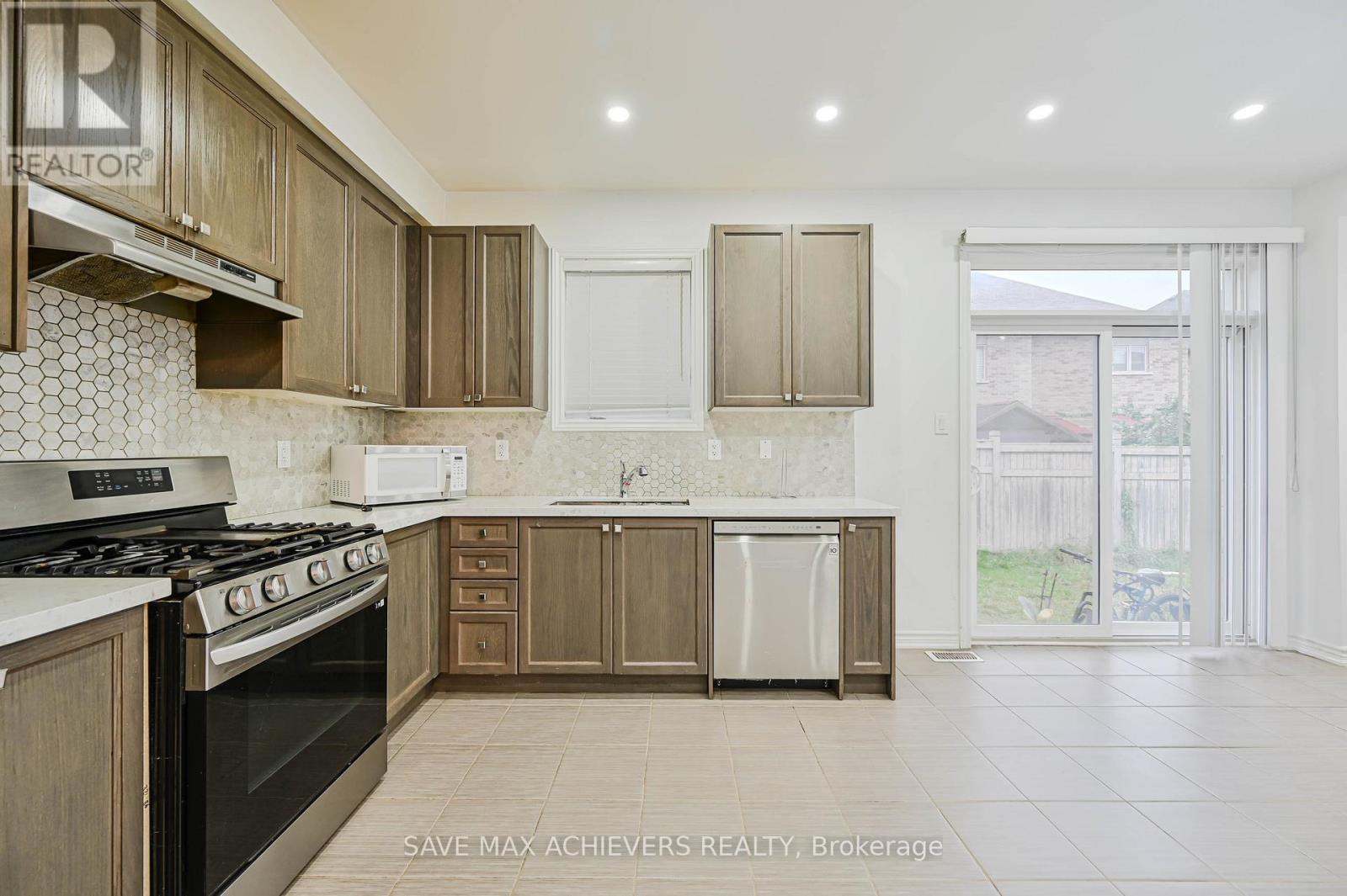 4 Hashmi Place, Brampton, ON - Indoor Photo Showing Kitchen