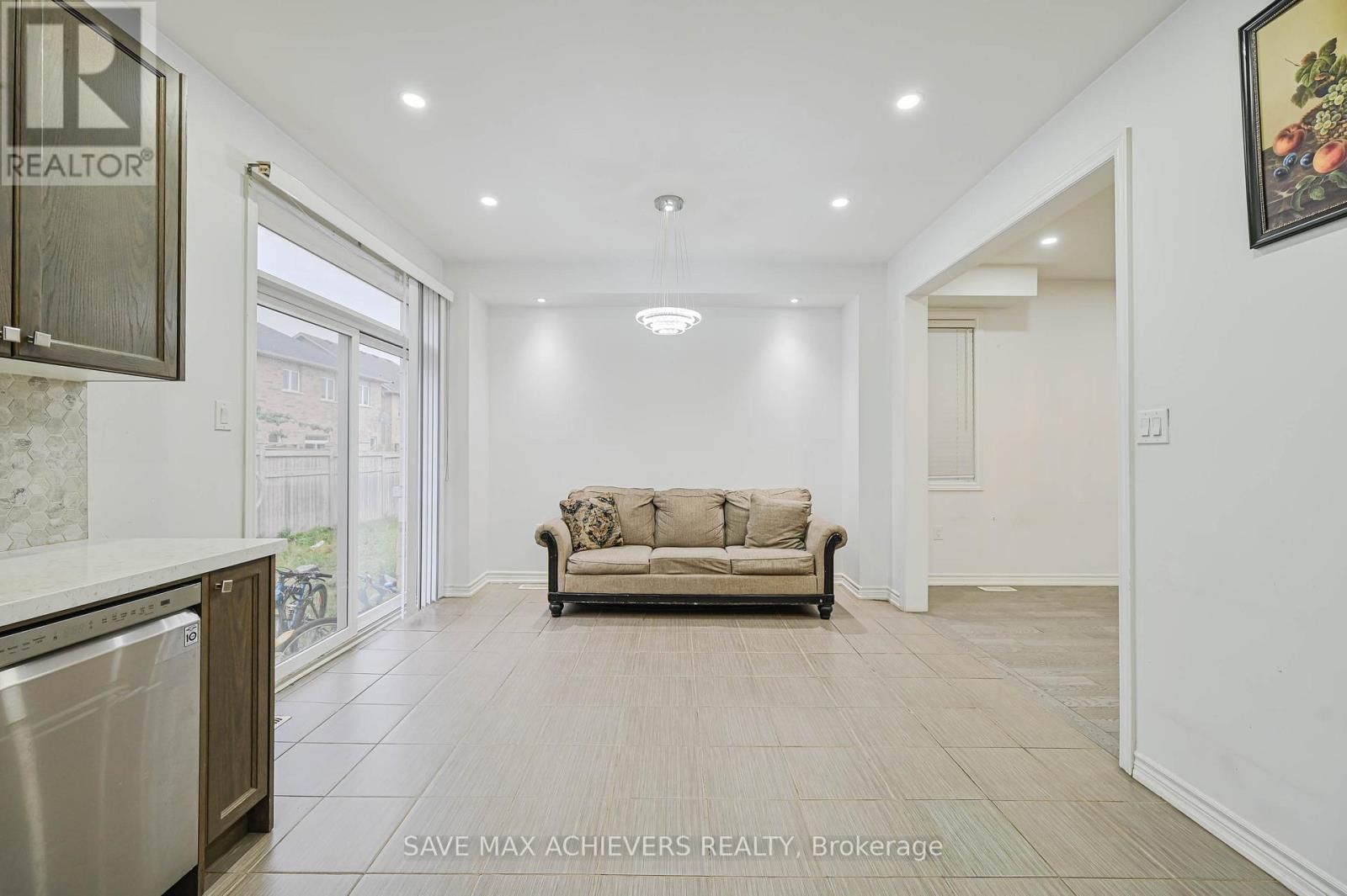 4 Hashmi Place, Brampton, ON - Indoor