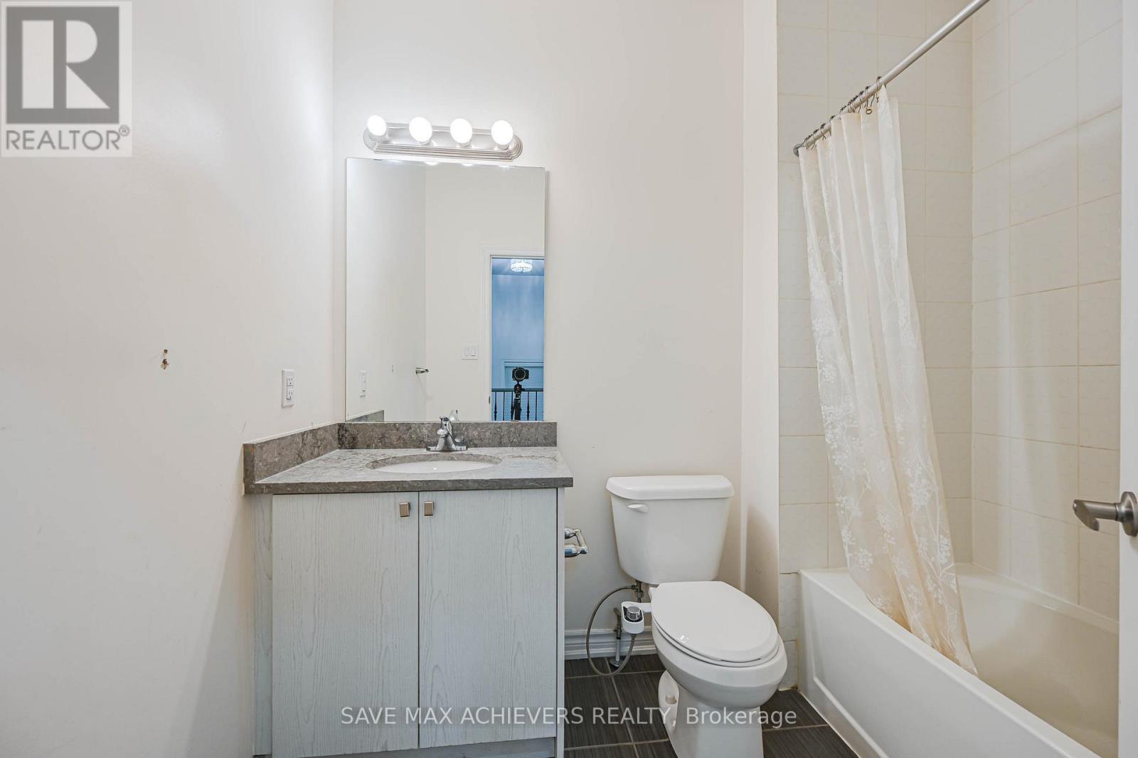4 Hashmi Place, Brampton, ON - Indoor Photo Showing Bathroom