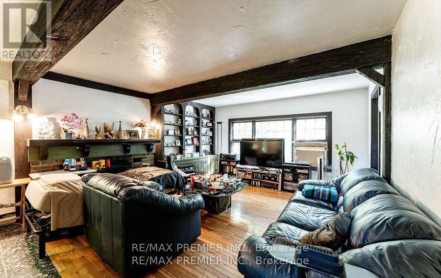 3722 Old Scugog Road, Clarington, ON - Indoor Photo Showing Living Room