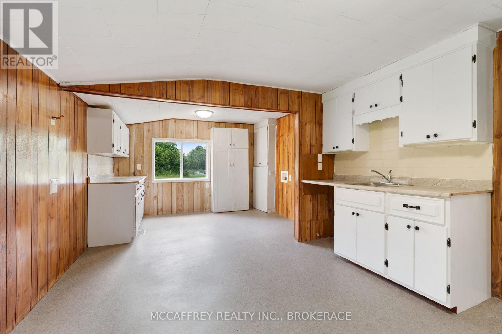 333 Burridge Road, Frontenac (Frontenac South), ON - Indoor Photo Showing Kitchen