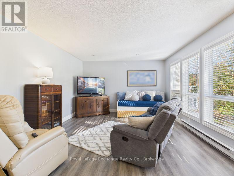 2 - 390 Macdougall Drive, Kincardine, ON - Indoor Photo Showing Living Room