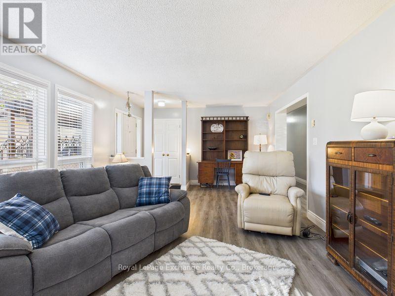 2 - 390 Macdougall Drive, Kincardine, ON - Indoor Photo Showing Living Room