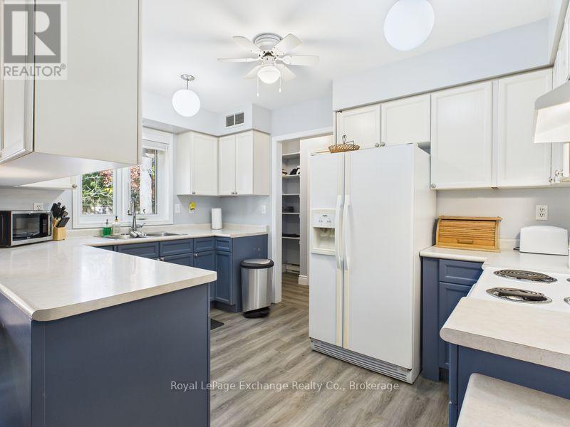 2 - 390 Macdougall Drive, Kincardine, ON - Indoor Photo Showing Kitchen