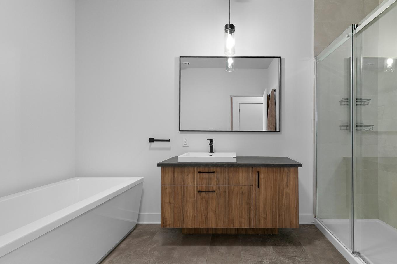 Bathroom - 305-455 Rue Des Marronniers, Candiac, QC - Indoor Photo Showing Bathroom