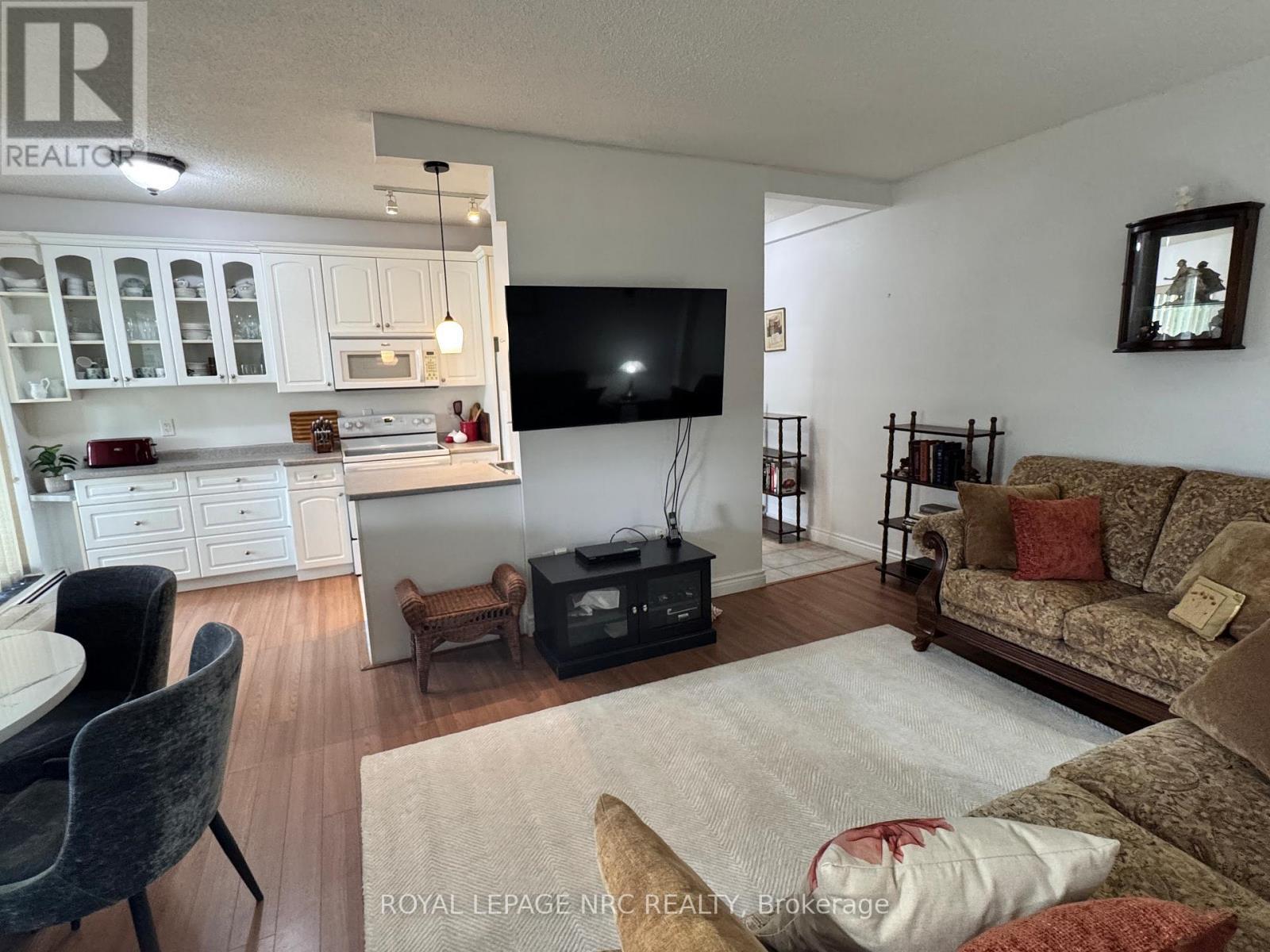 101 - 6390 Huggins Street, Niagara Falls (Stamford), ON - Indoor Photo Showing Living Room