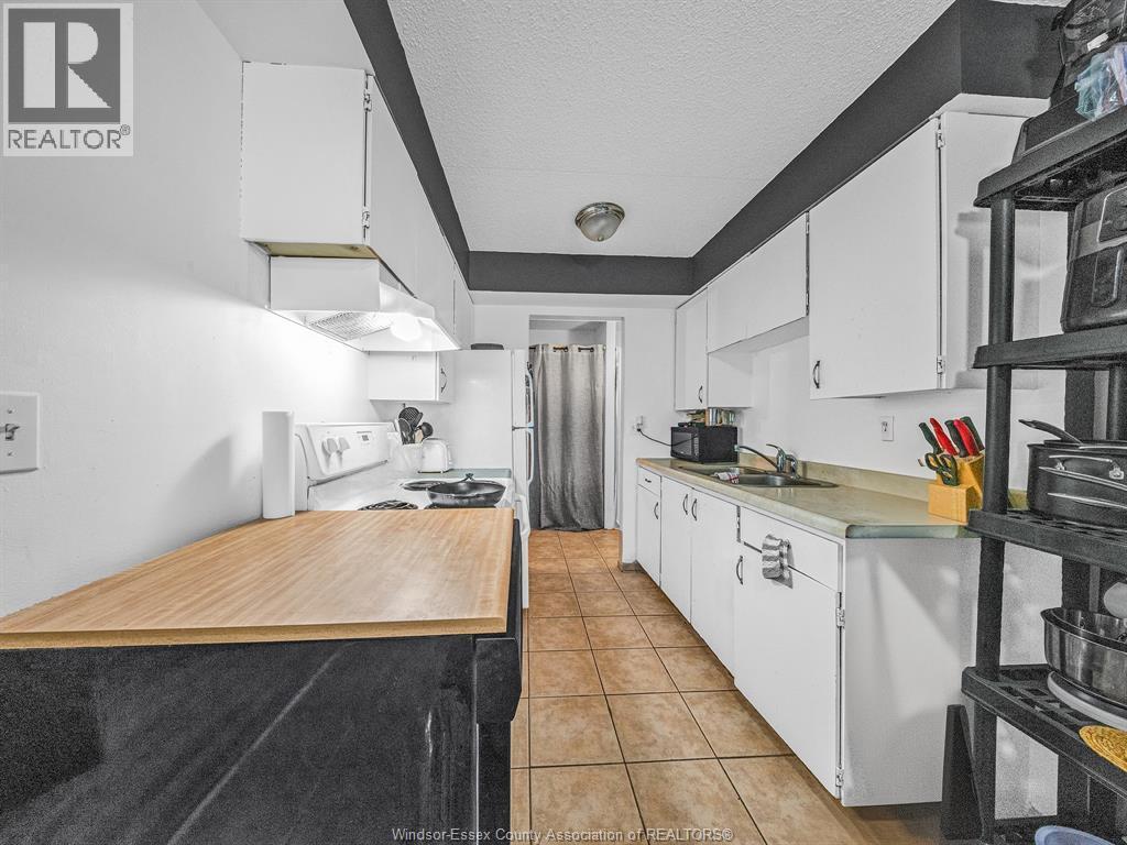 150 Park Unit# 1204, Windsor, ON - Indoor Photo Showing Kitchen With Double Sink