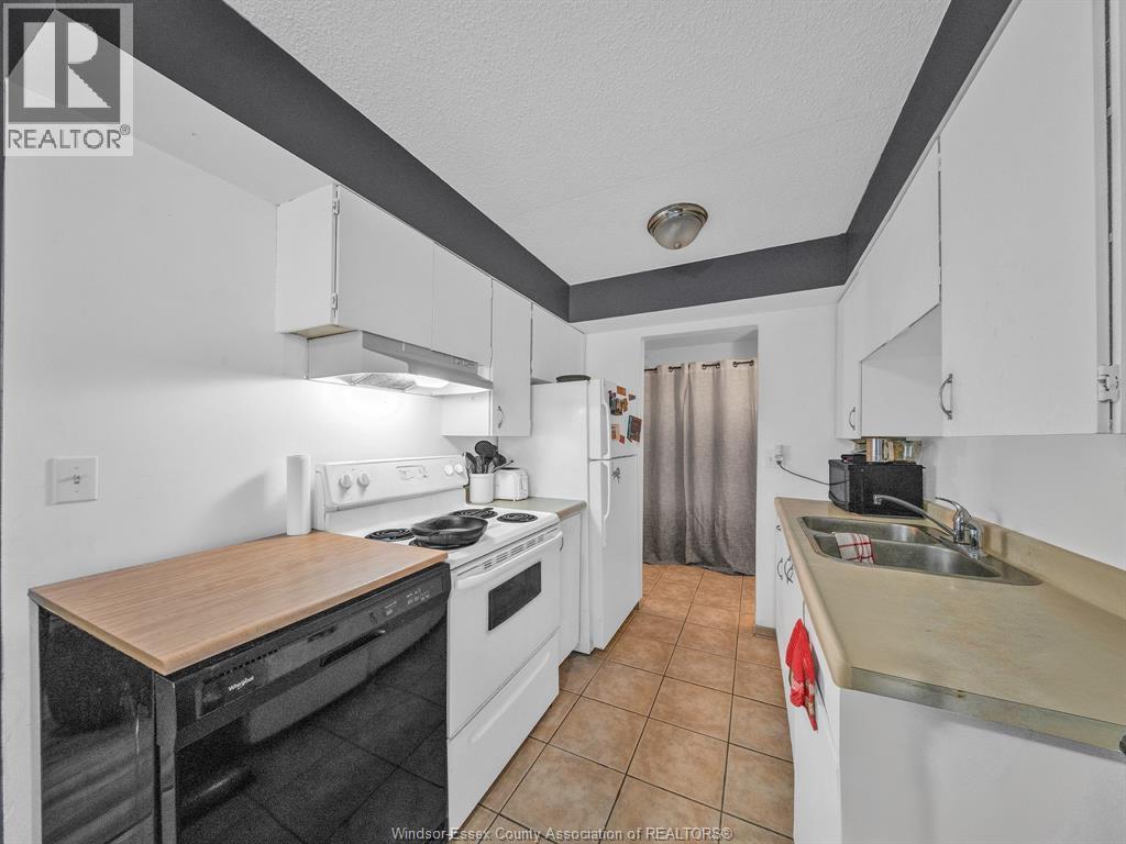 150 Park Unit# 1204, Windsor, ON - Indoor Photo Showing Kitchen With Double Sink