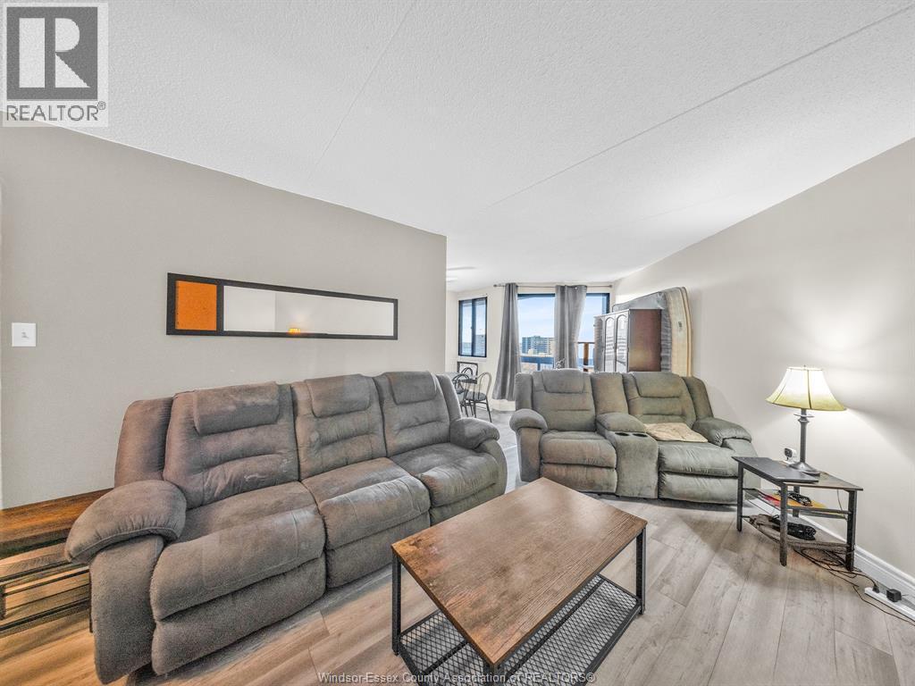 150 Park Unit# 1204, Windsor, ON - Indoor Photo Showing Living Room