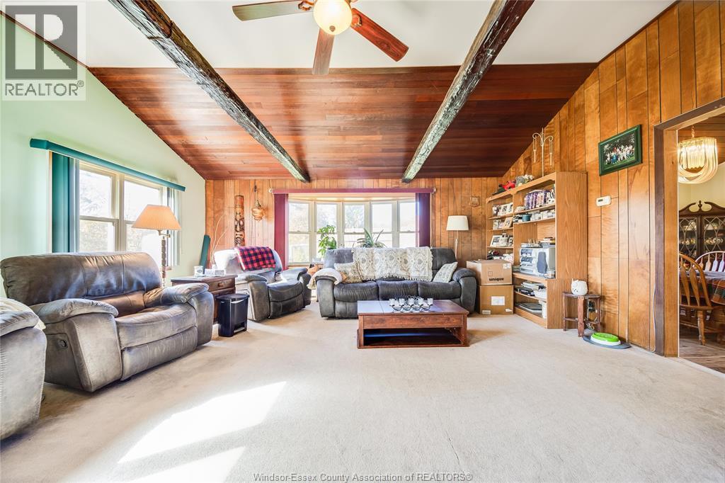 20966 Pier Road, Wheatley, ON - Indoor Photo Showing Living Room