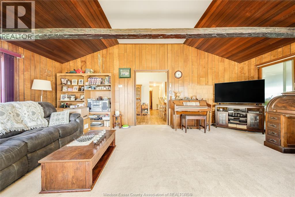 20966 Pier Road, Wheatley, ON - Indoor Photo Showing Living Room