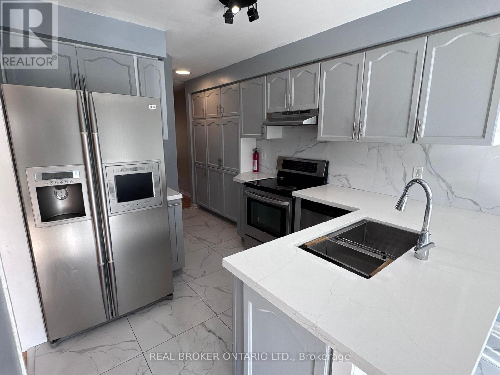 Main Unit - 80 Redfinch Way, Brampton, ON - Indoor Photo Showing Kitchen