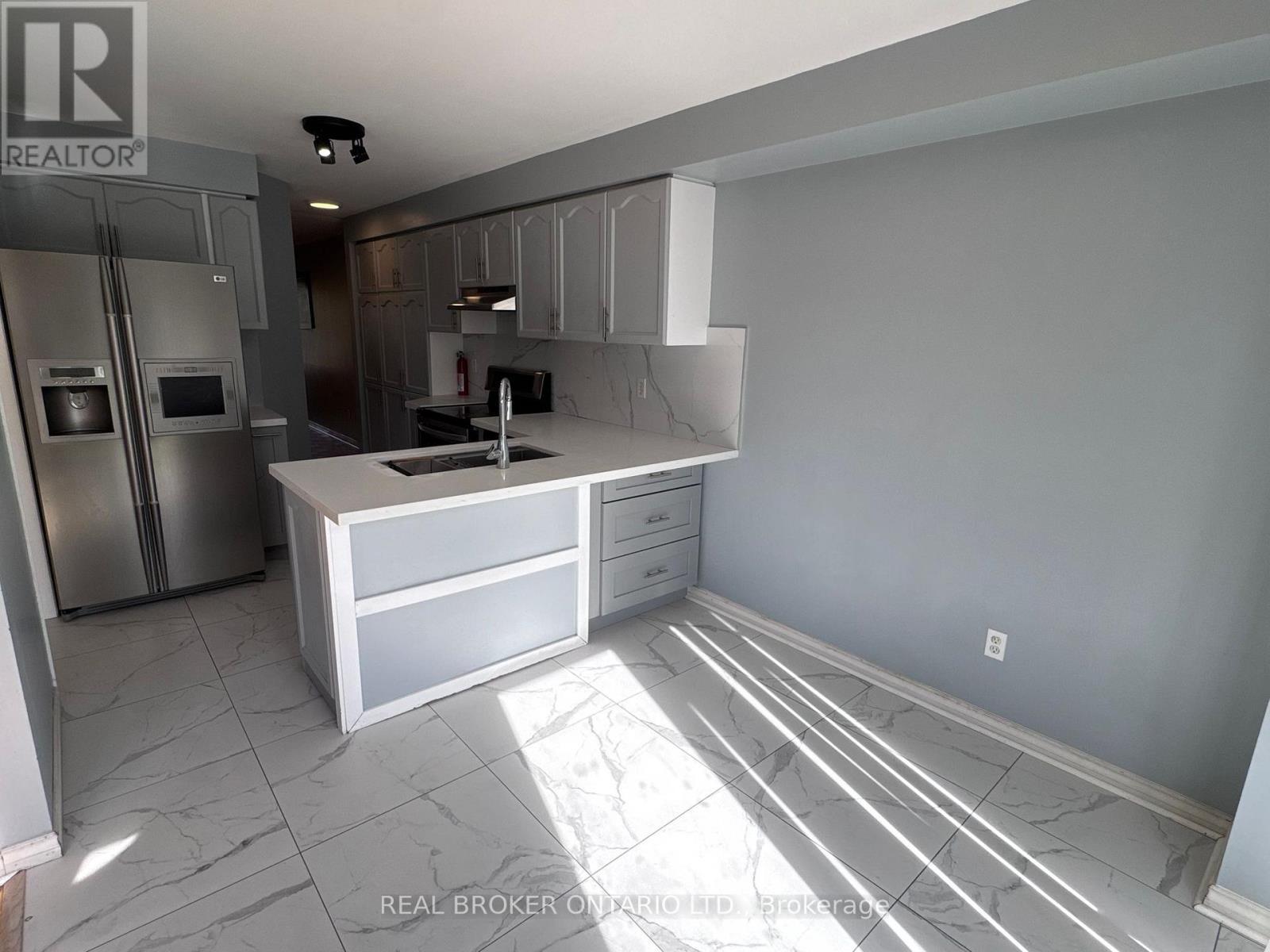 Main Unit - 80 Redfinch Way, Brampton, ON - Indoor Photo Showing Kitchen