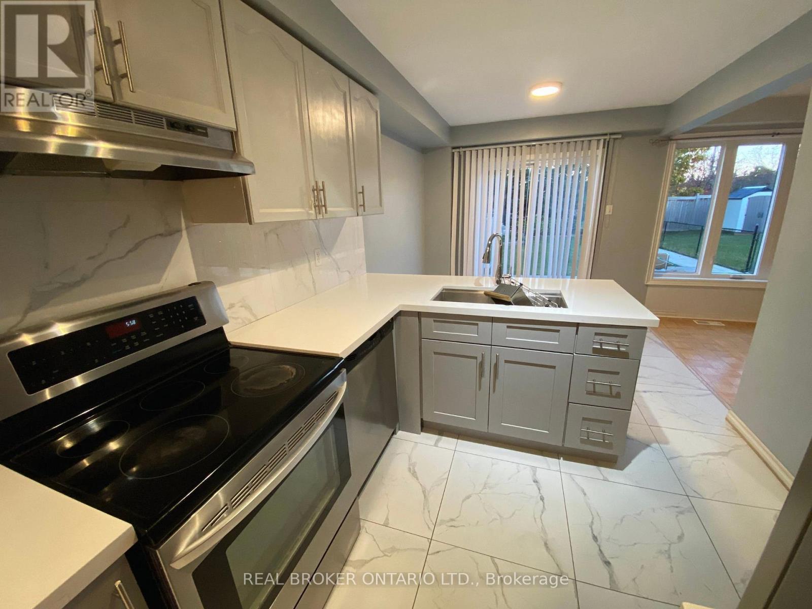 Main Unit - 80 Redfinch Way, Brampton, ON - Indoor Photo Showing Kitchen