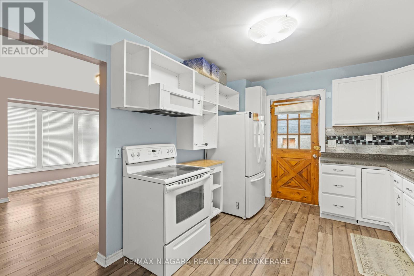 32 Page Street, St. Catharines (E. Chester), ON - Indoor Photo Showing Kitchen
