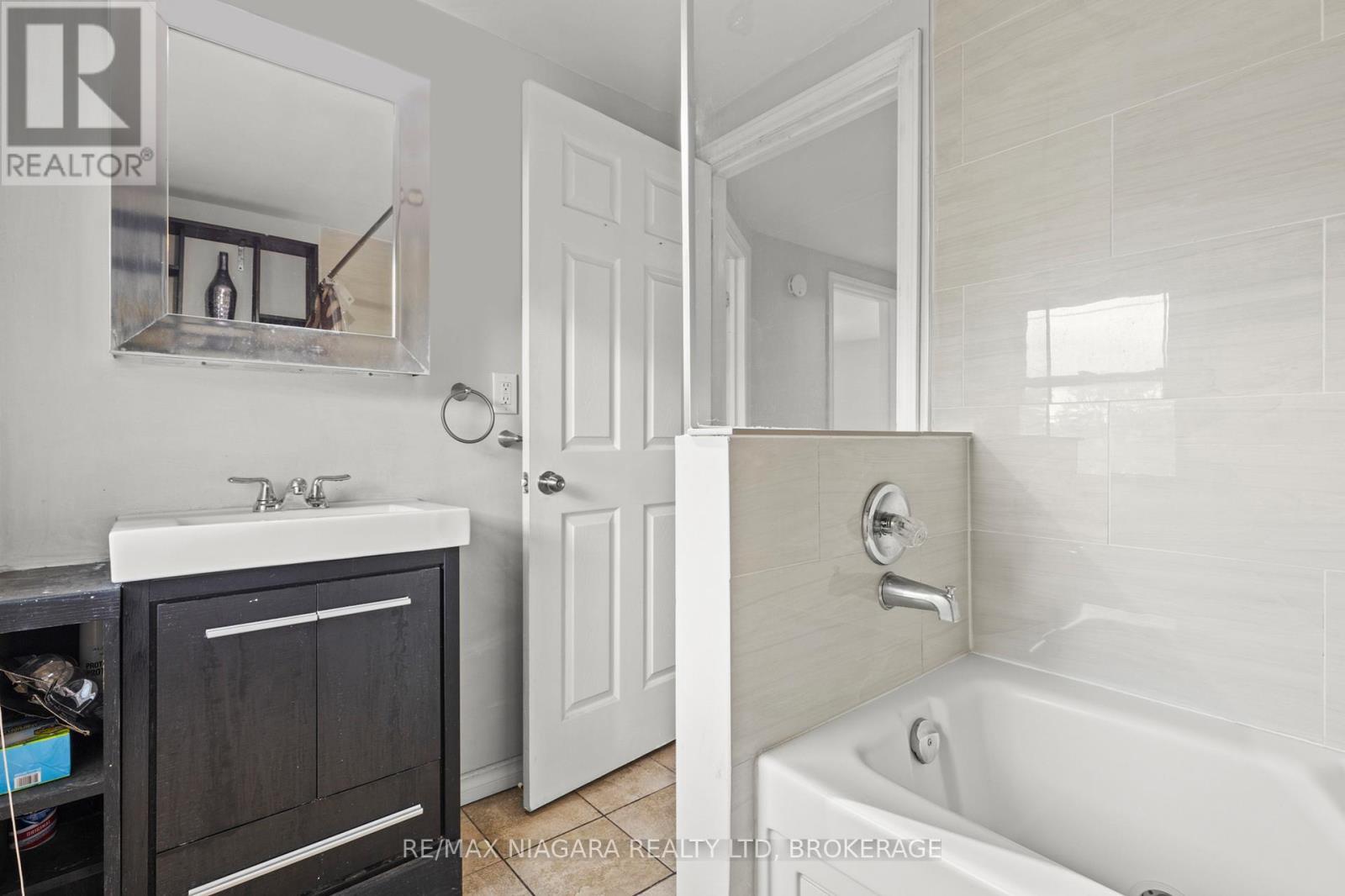 32 Page Street, St. Catharines (E. Chester), ON - Indoor Photo Showing Bathroom