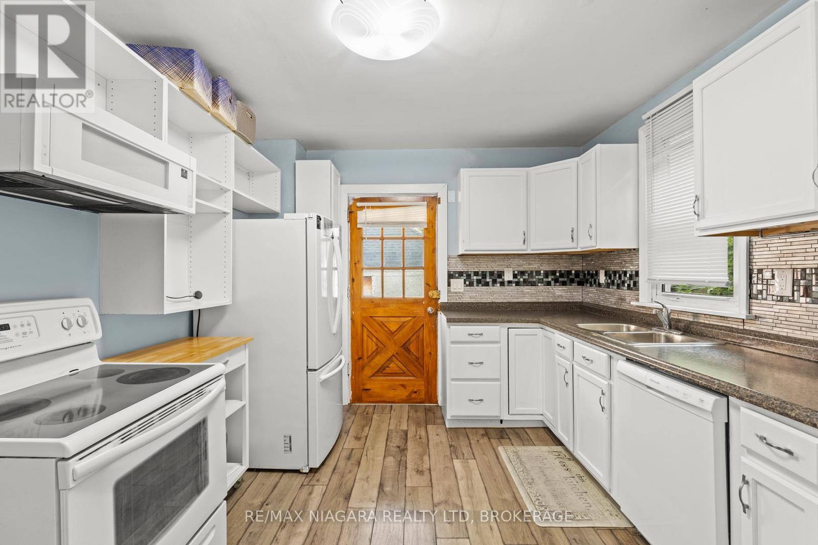 32 Page Street, St. Catharines (E. Chester), ON - Indoor Photo Showing Kitchen With Double Sink