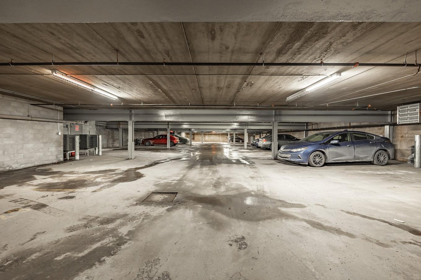 Garage - A-460 Rue St-Charles O., Longueuil (Le Vieux-Longueuil), QC - Indoor Photo Showing Garage
