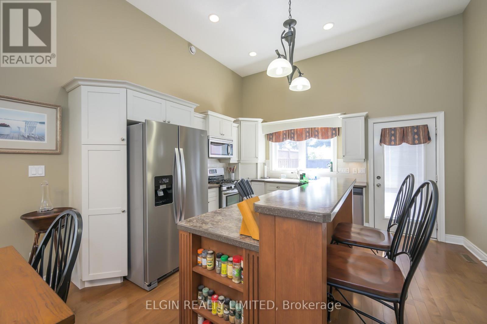 20 Beechwood Circle, St. Thomas, ON - Indoor Photo Showing Kitchen