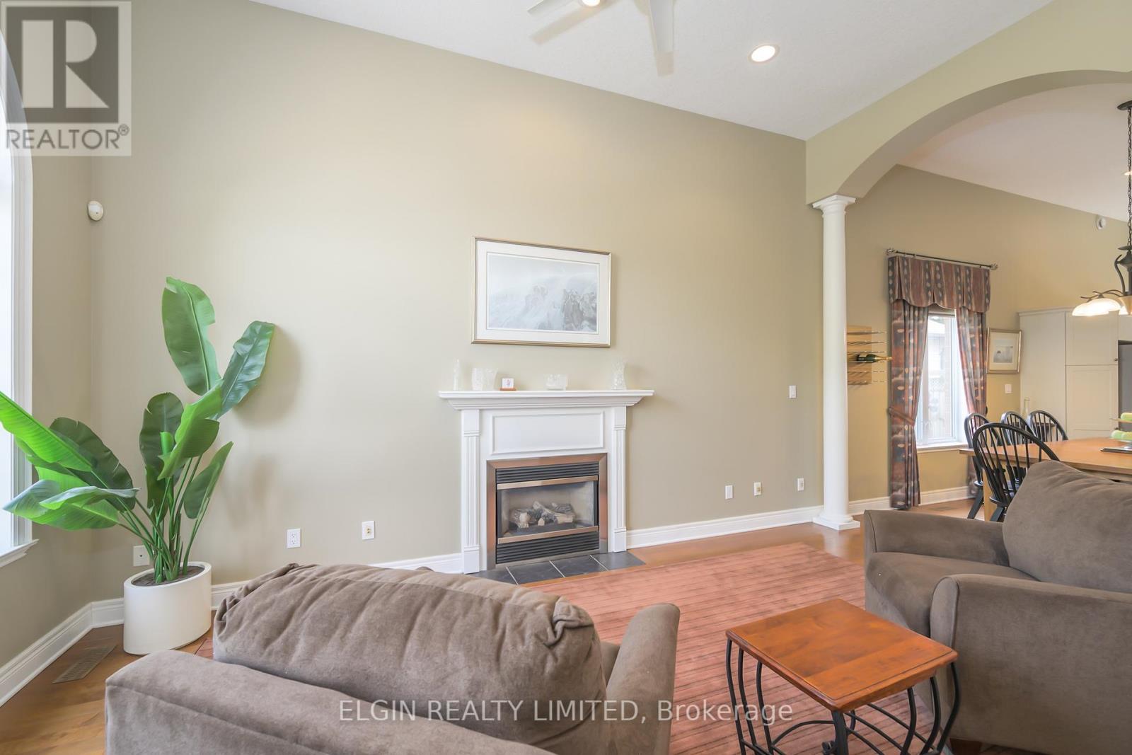 20 Beechwood Circle, St. Thomas, ON - Indoor Photo Showing Living Room With Fireplace