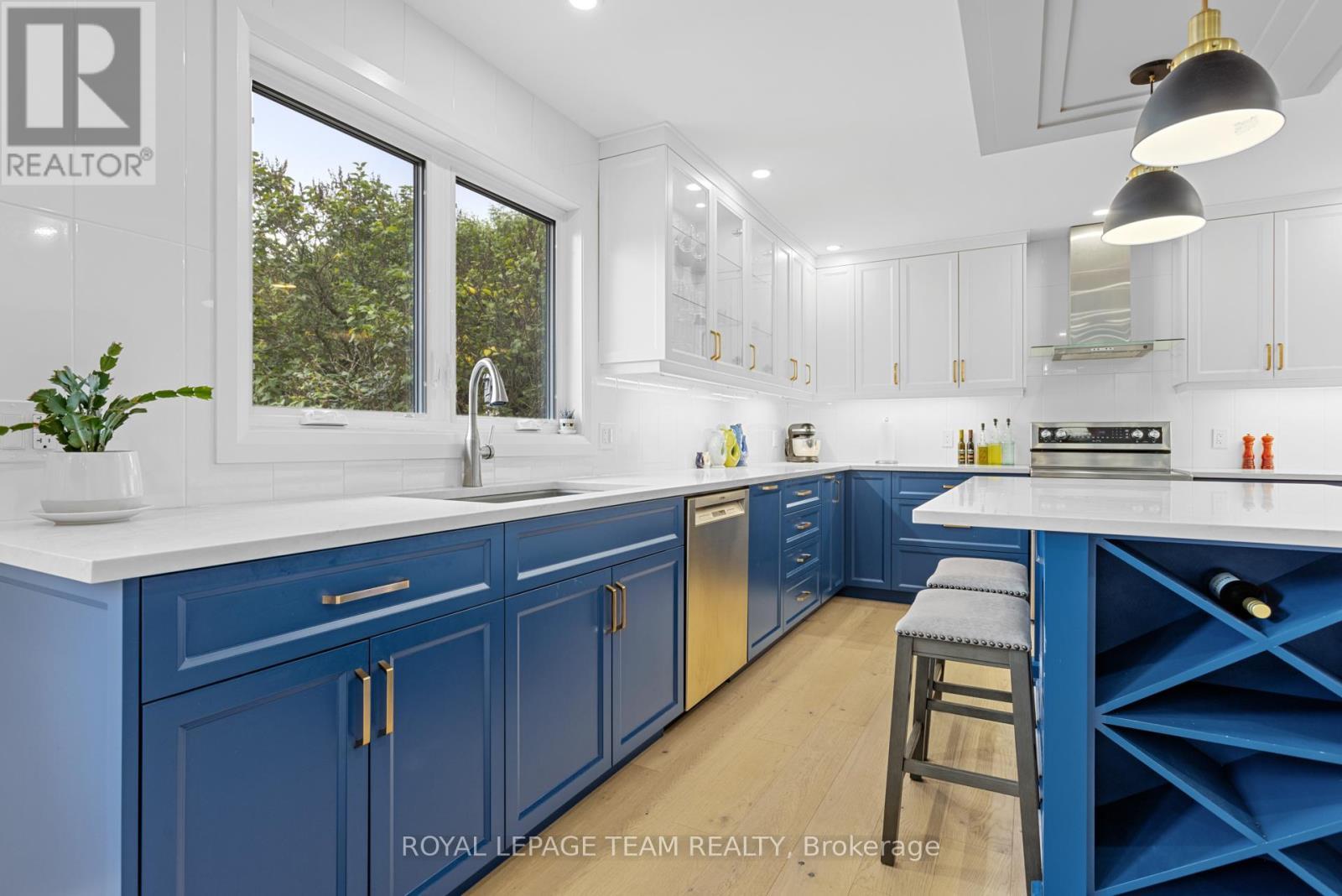 2248 Wallingford Way, Ottawa, ON - Indoor Photo Showing Kitchen With Upgraded Kitchen
