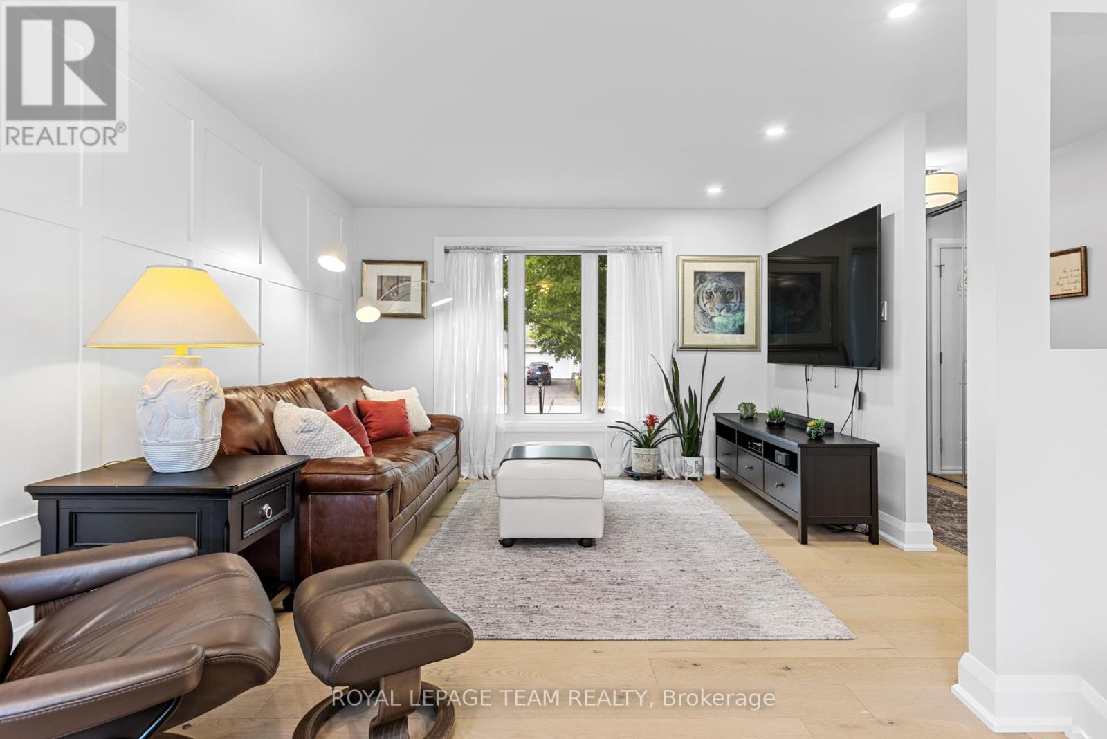 2248 Wallingford Way, Ottawa, ON - Indoor Photo Showing Living Room