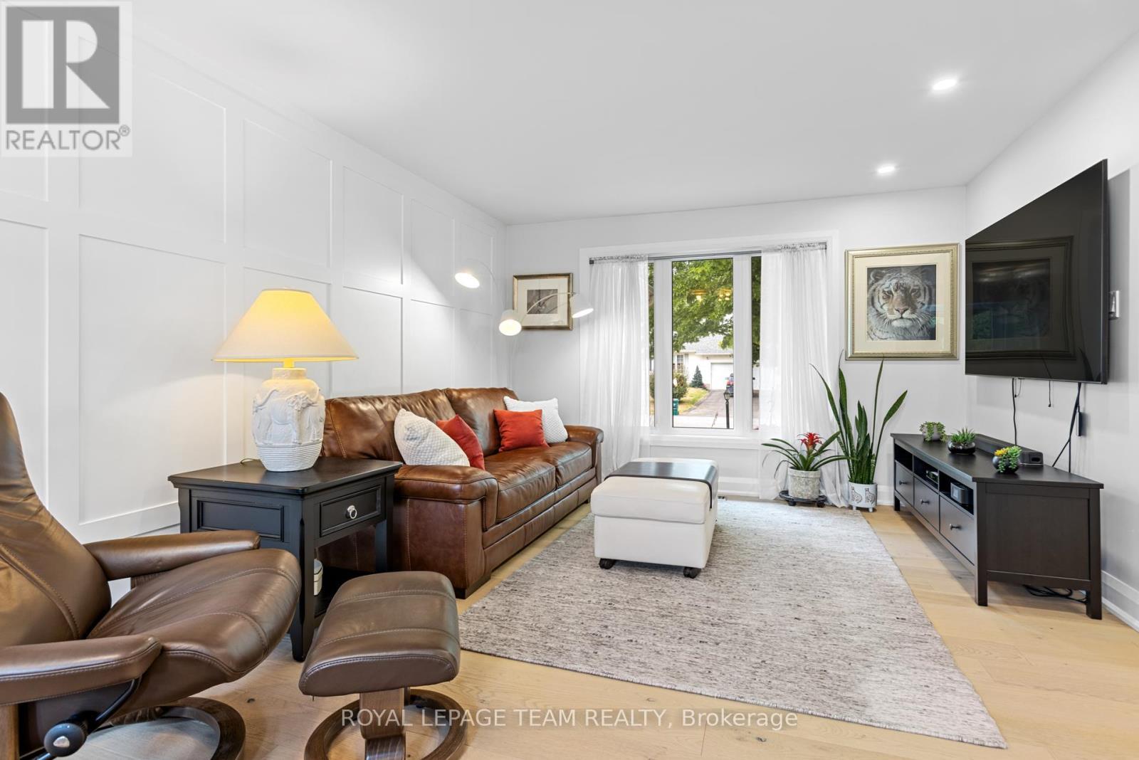 2248 Wallingford Way, Ottawa, ON - Indoor Photo Showing Living Room