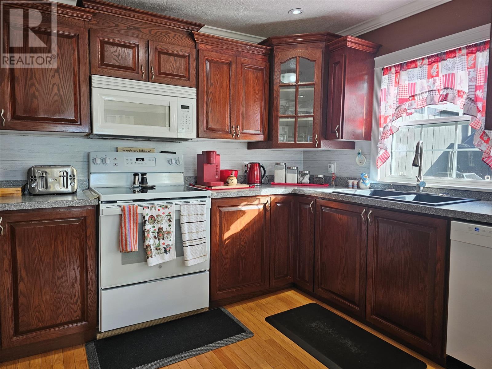 14 Lillington Avenue, Channel-Port Aux Basques, NL - Indoor Photo Showing Kitchen With Double Sink