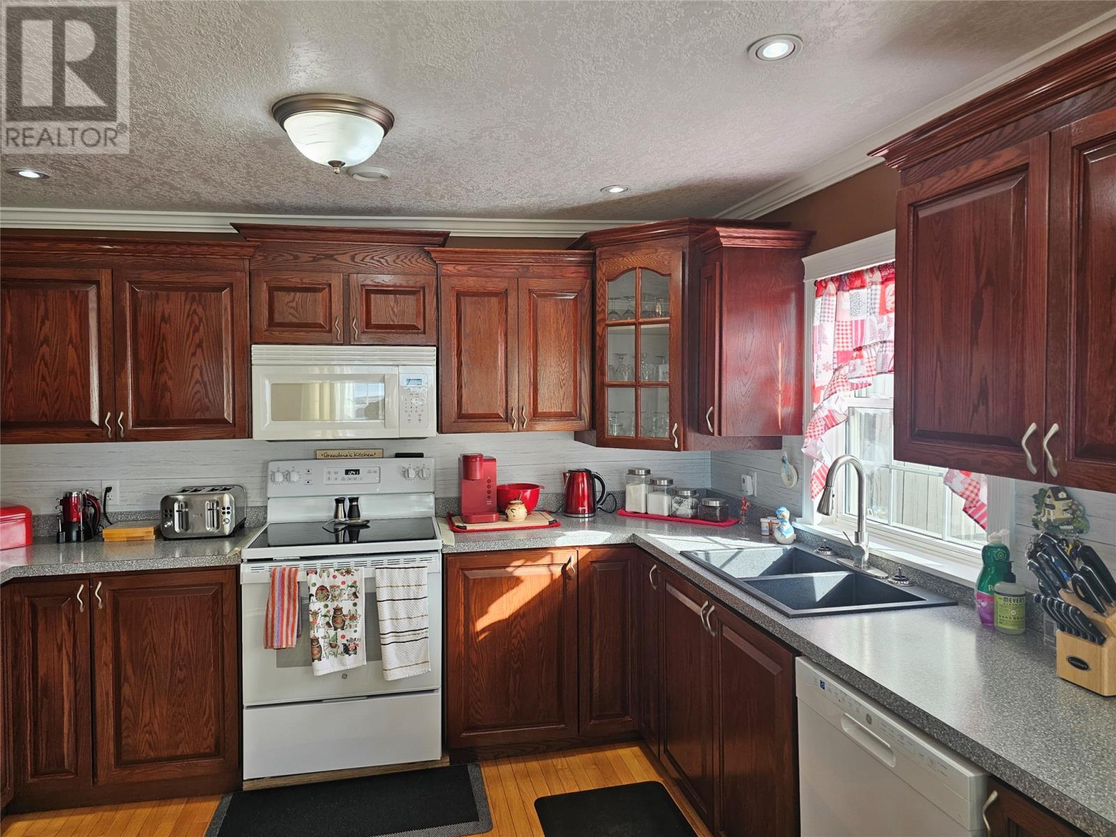 14 Lillington Avenue, Channel-Port Aux Basques, NL - Indoor Photo Showing Kitchen With Double Sink