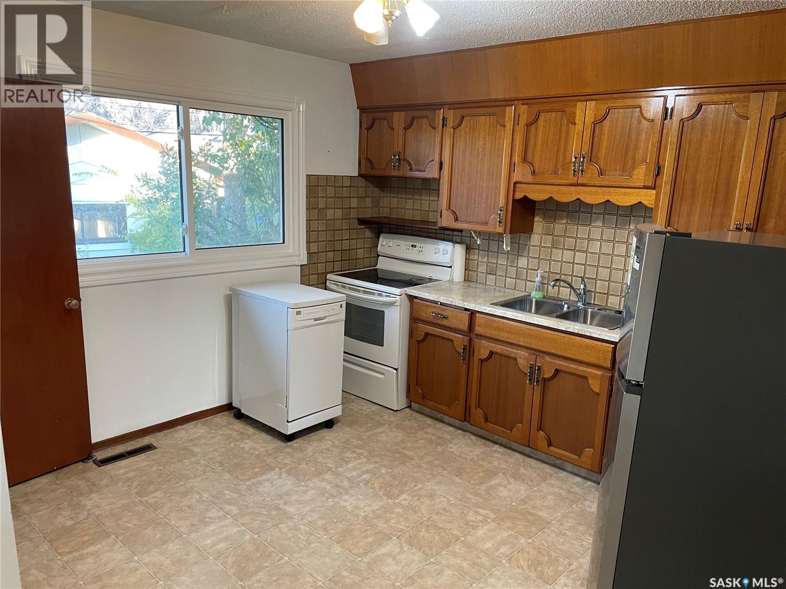 2910 Avonhurst Drive, Regina, SK - Indoor Photo Showing Kitchen With Double Sink