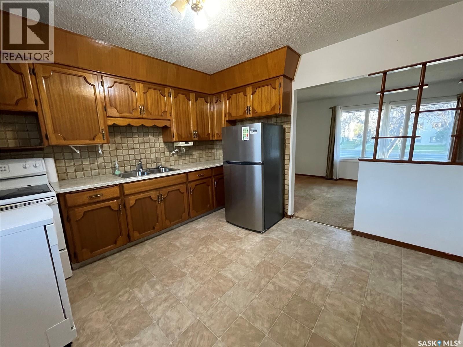 2910 Avonhurst Drive, Regina, SK - Indoor Photo Showing Kitchen With Double Sink
