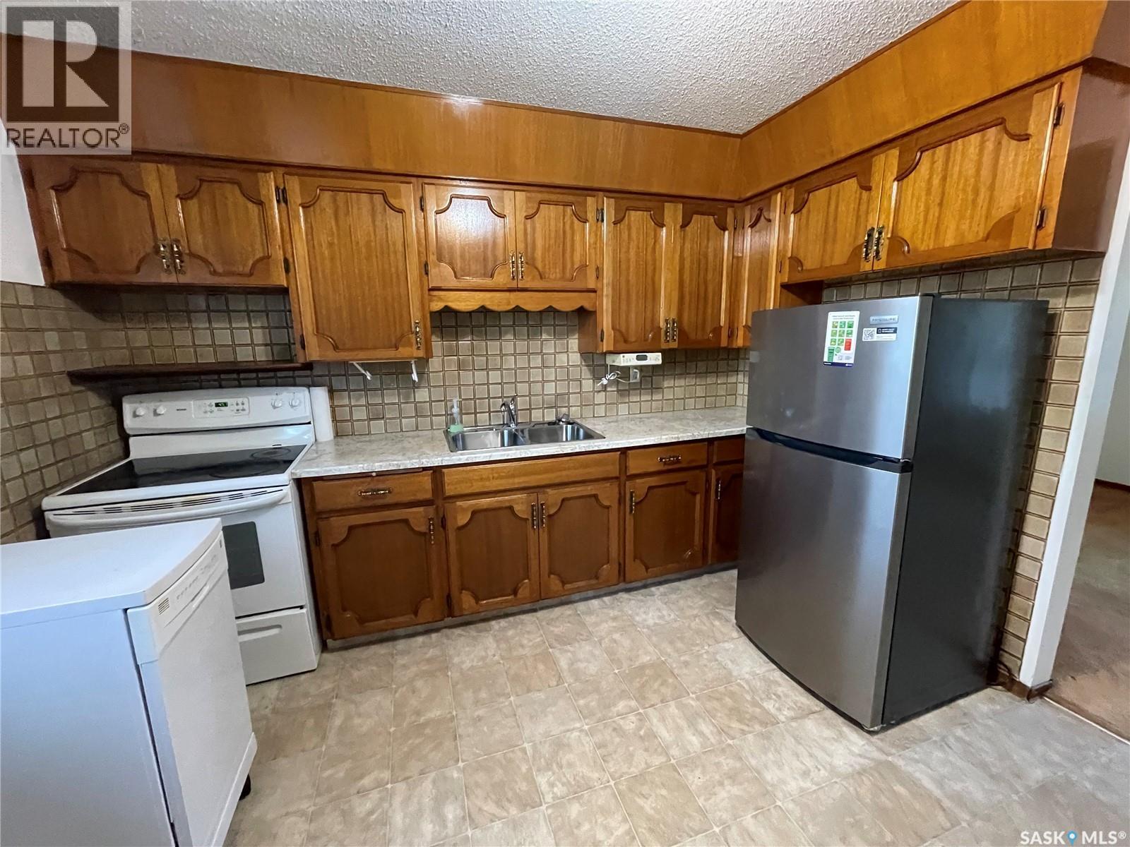 2910 Avonhurst Drive, Regina, SK - Indoor Photo Showing Kitchen With Double Sink