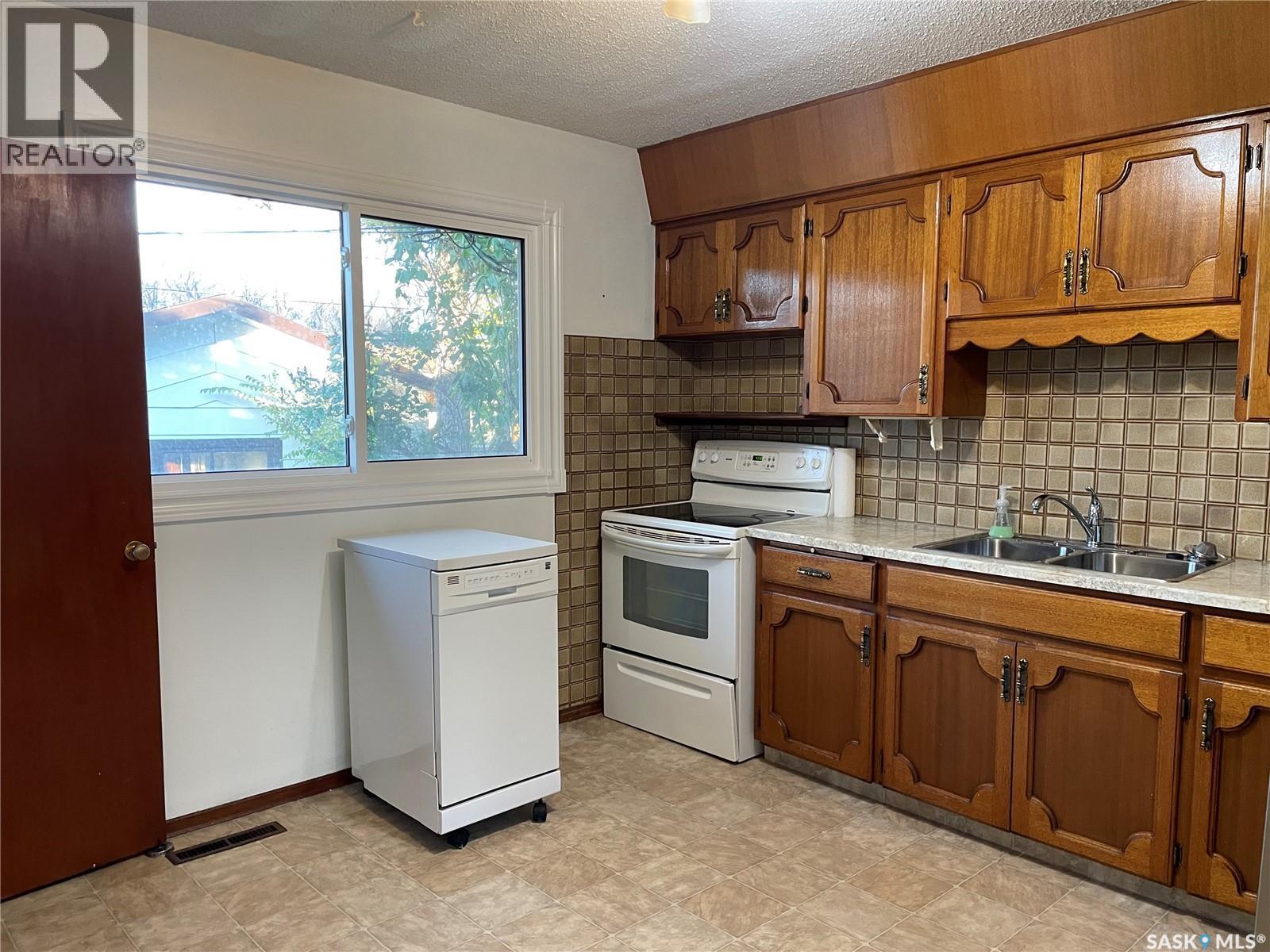 2910 Avonhurst Drive, Regina, SK - Indoor Photo Showing Kitchen With Double Sink