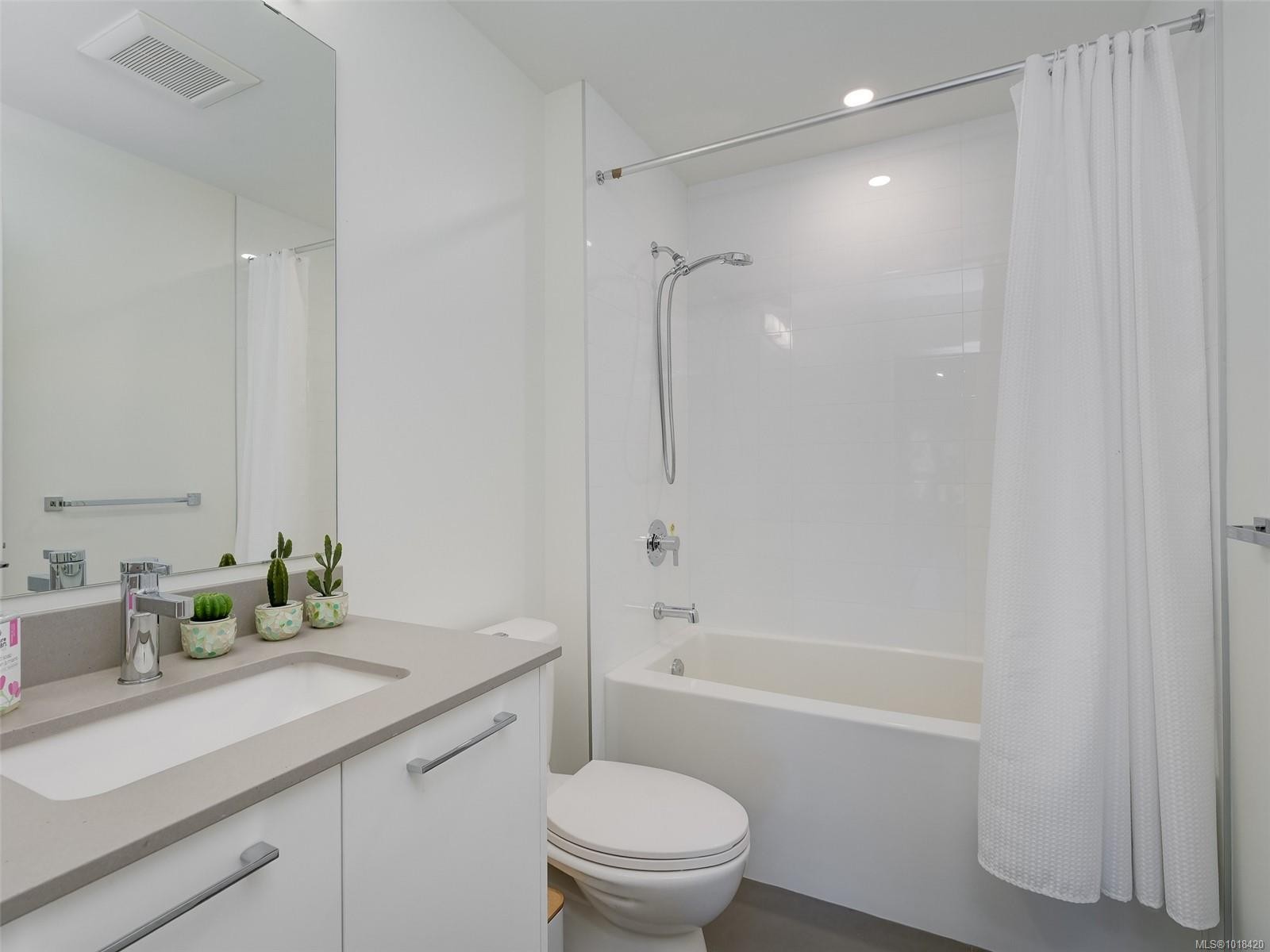 218-960 Reunion Ave, Langford, BC - Indoor Photo Showing Bathroom