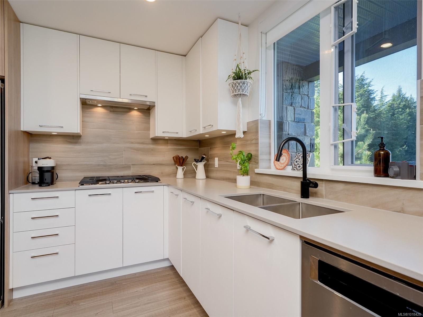 218-960 Reunion Ave, Langford, BC - Indoor Photo Showing Kitchen With Double Sink With Upgraded Kitchen