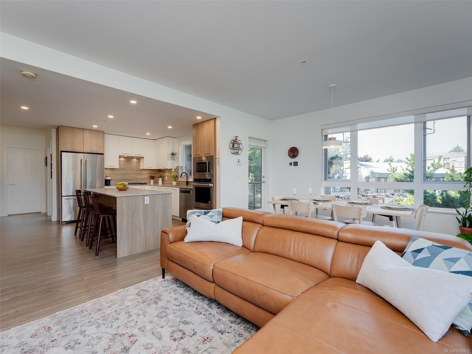 218-960 Reunion Ave, Langford, BC - Indoor Photo Showing Living Room