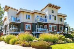204-2415 Amherst Ave Sidney, BC V8L 2H1