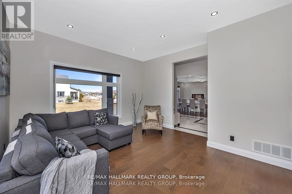 595 Shoreway Drive, Ottawa, ON - Indoor Photo Showing Living Room