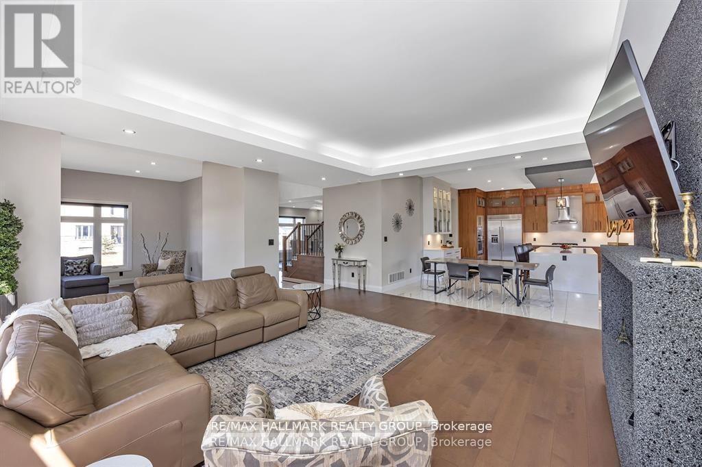595 Shoreway Drive, Ottawa, ON - Indoor Photo Showing Living Room