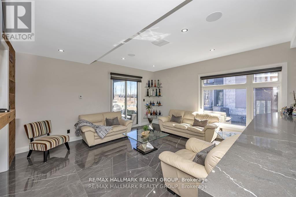 595 Shoreway Drive, Ottawa, ON - Indoor Photo Showing Living Room