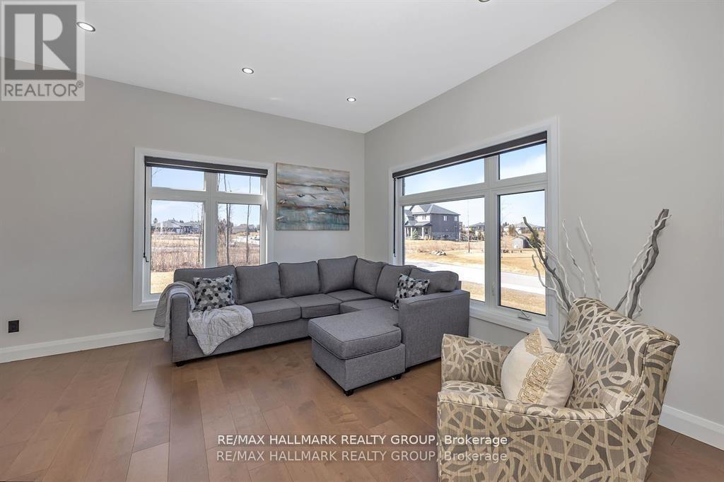 595 Shoreway Drive, Ottawa, ON - Indoor Photo Showing Living Room