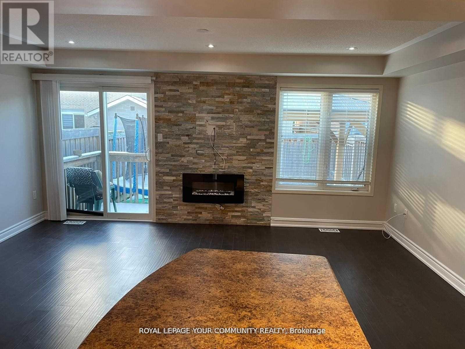 122 Russel Drive, Bradford West Gwillimbury, ON - Indoor Photo Showing Living Room With Fireplace