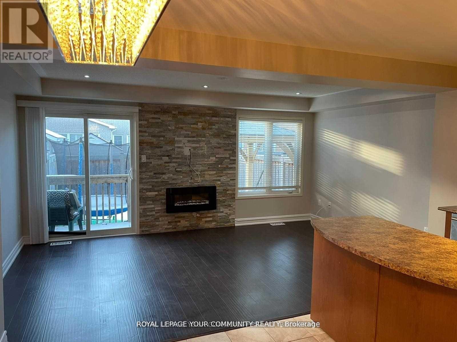 122 Russel Drive, Bradford West Gwillimbury, ON - Indoor With Fireplace