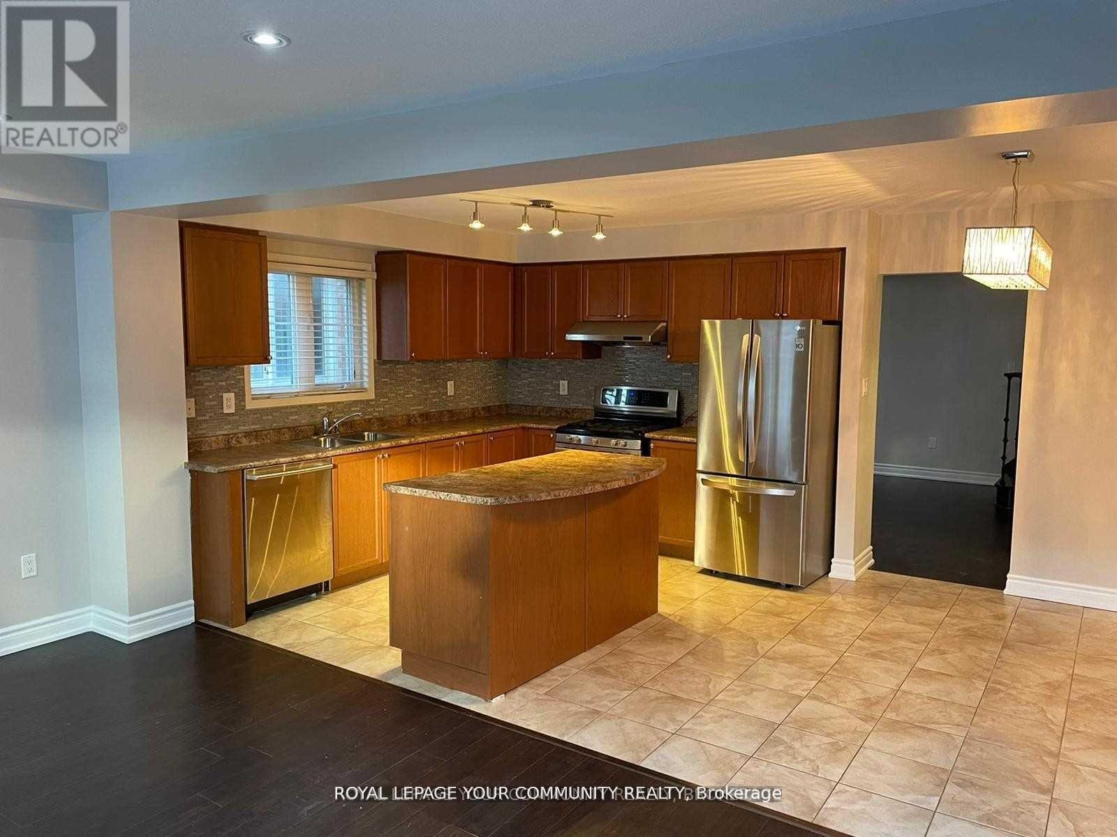 122 Russel Drive, Bradford West Gwillimbury, ON - Indoor Photo Showing Kitchen
