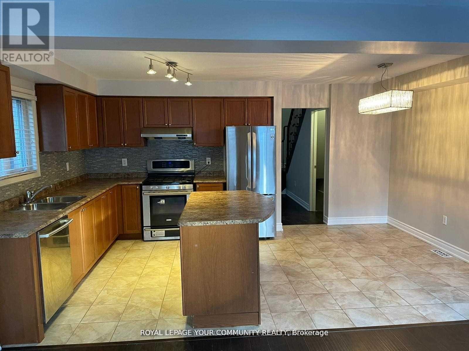 122 Russel Drive, Bradford West Gwillimbury, ON - Indoor Photo Showing Kitchen With Double Sink