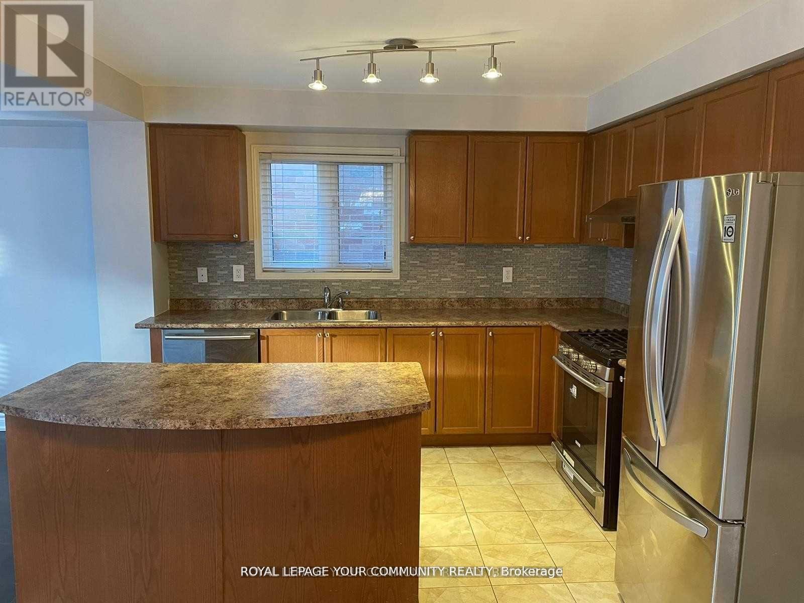 122 Russel Drive, Bradford West Gwillimbury, ON - Indoor Photo Showing Kitchen With Double Sink
