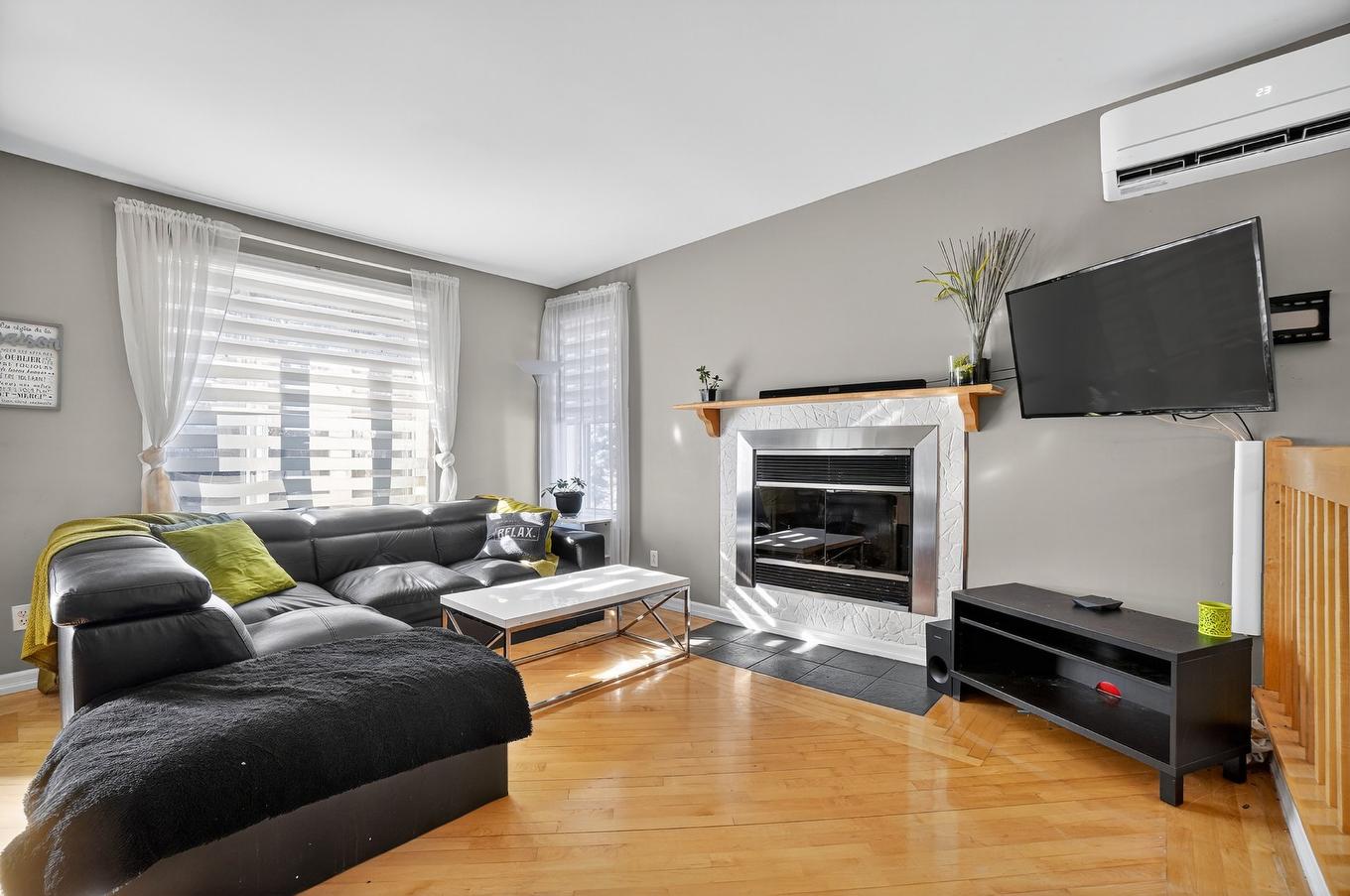Living room - 12 Rue De Lorne, Blainville, QC - Indoor Photo Showing Living Room With Fireplace